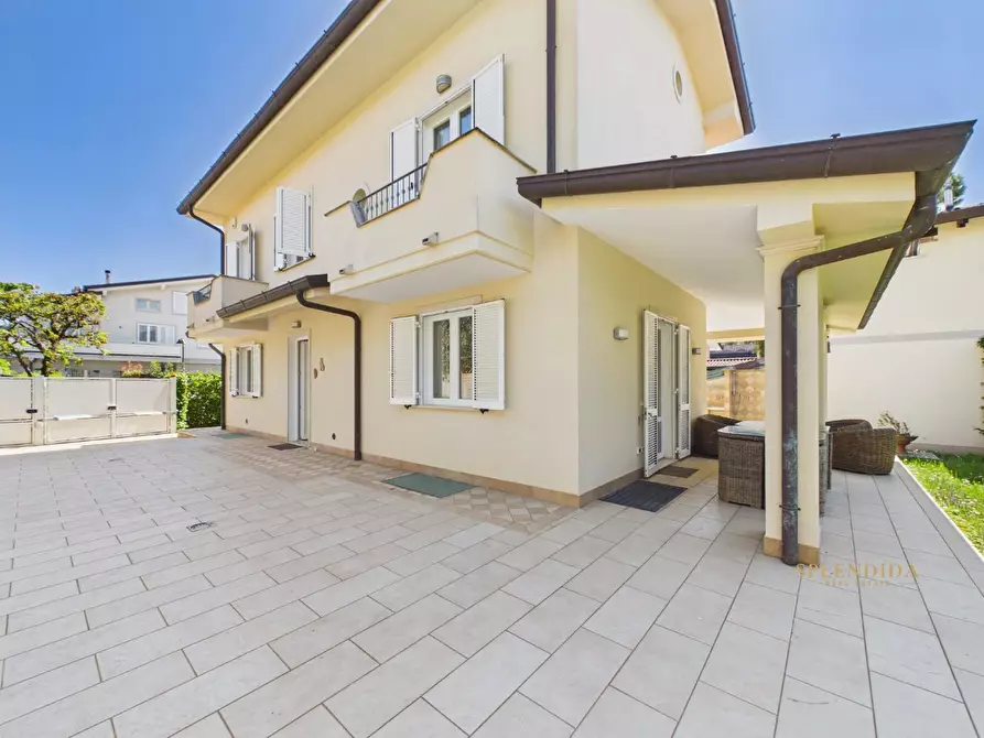 Immagine 2 di Villa in affitto  a Forte Dei Marmi