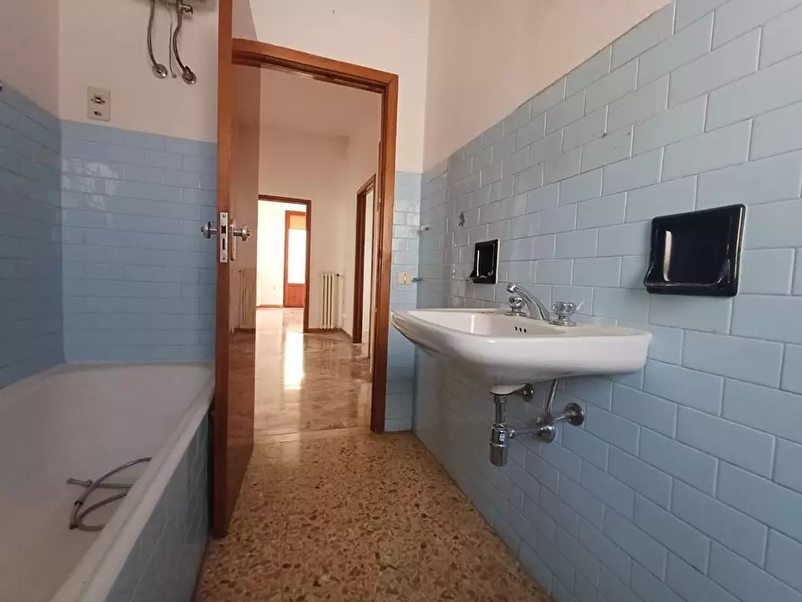 Immagine 14 di Appartamento in vendita  a Siena