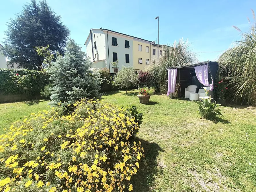 Immagine 5 di Villa in vendita  a Lucca
