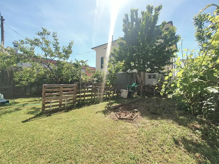 Immagine 48 di Villa in vendita  a Lucca