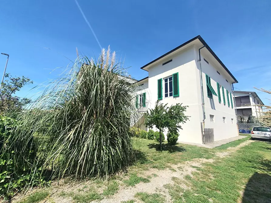 Immagine 3 di Villa in vendita  a Lucca