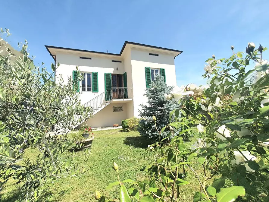 Immagine 1 di Villa in vendita  a Lucca