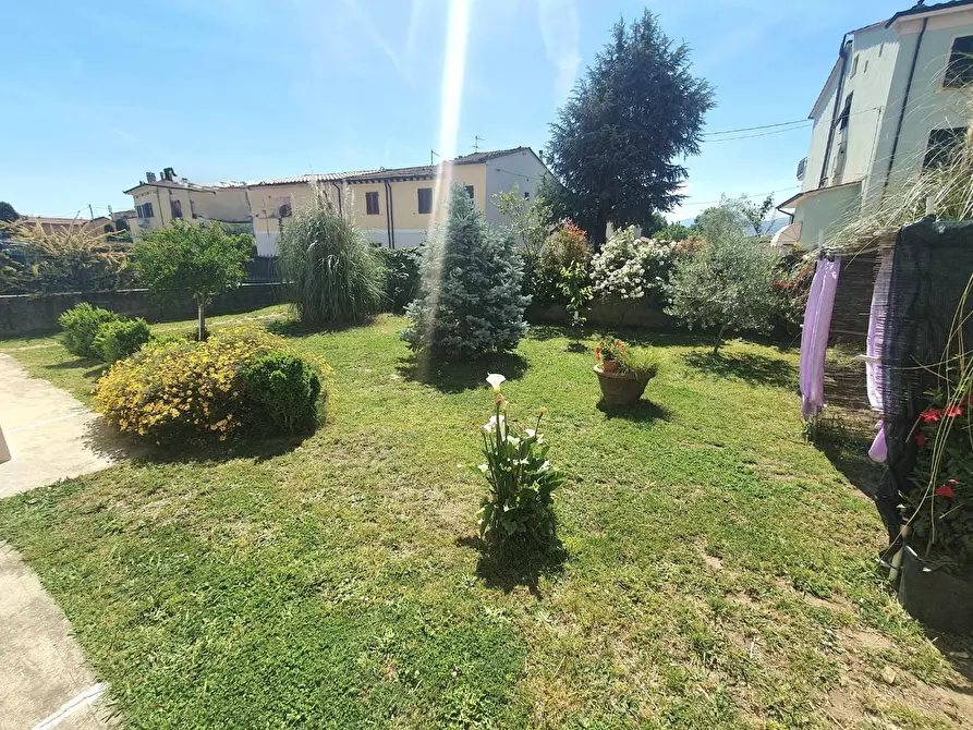 Immagine 2 di Villa in vendita  a Lucca