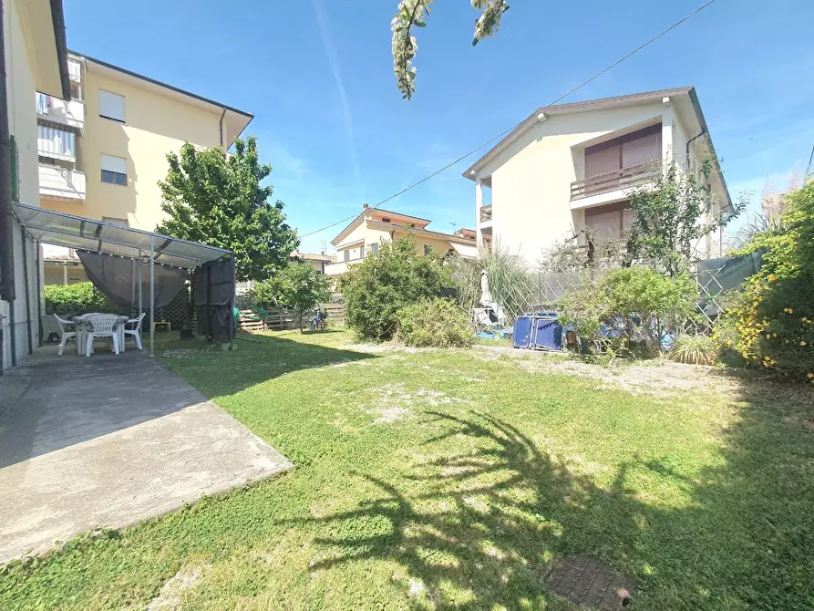 Immagine 50 di Villa in vendita  a Lucca