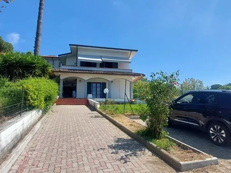Immagine 1 di Casa indipendente in vendita  a Carrara