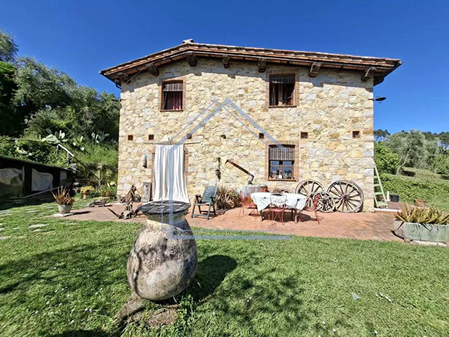 Immagine 3 di Villa in vendita  a Camaiore