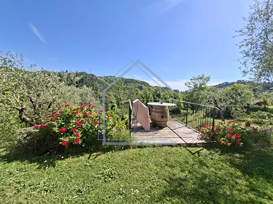 Immagine 21 di Villa in vendita  a Camaiore