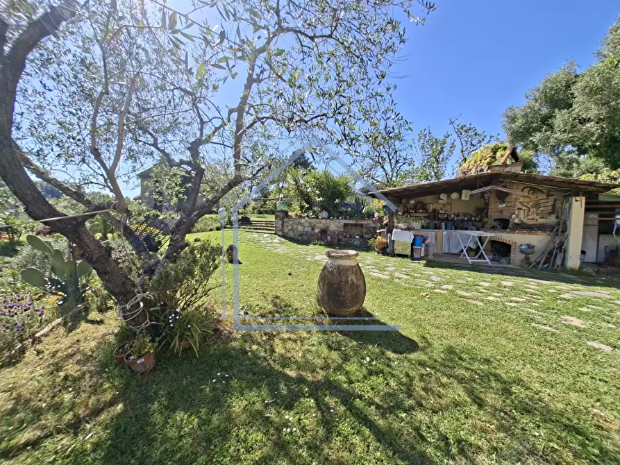 Immagine 20 di Villa in vendita  a Camaiore