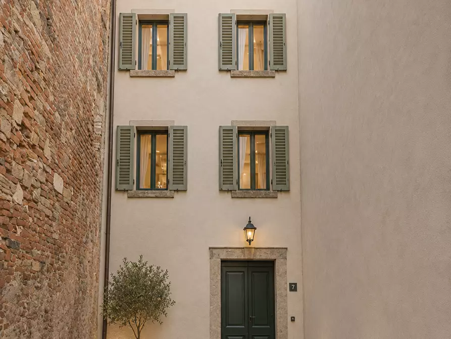 Immagine 2 di Porzione di casa in vendita  a Lucca