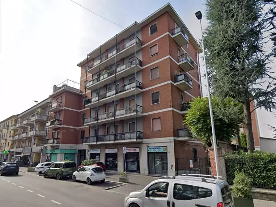 Immagine 1 di Negozio in vendita  a Pero