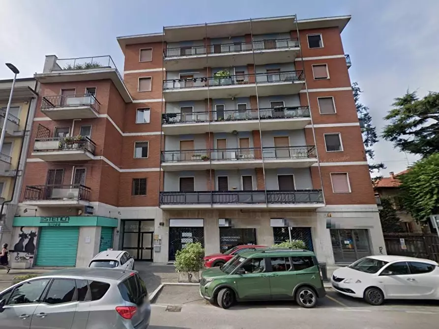 Immagine 2 di Negozio in vendita  a Pero