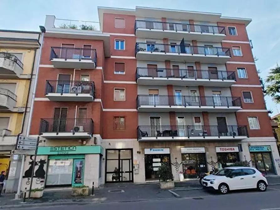 Immagine 1 di Magazzino in vendita  a Pero