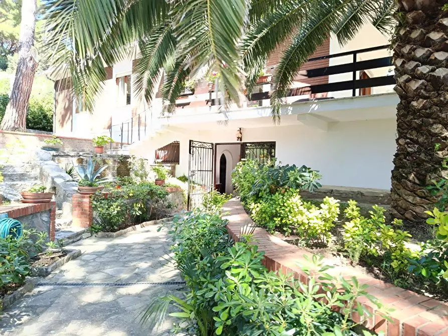 Immagine 1 di Villa in vendita  a Livorno