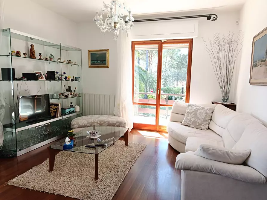 Immagine 16 di Villa in vendita  a Livorno