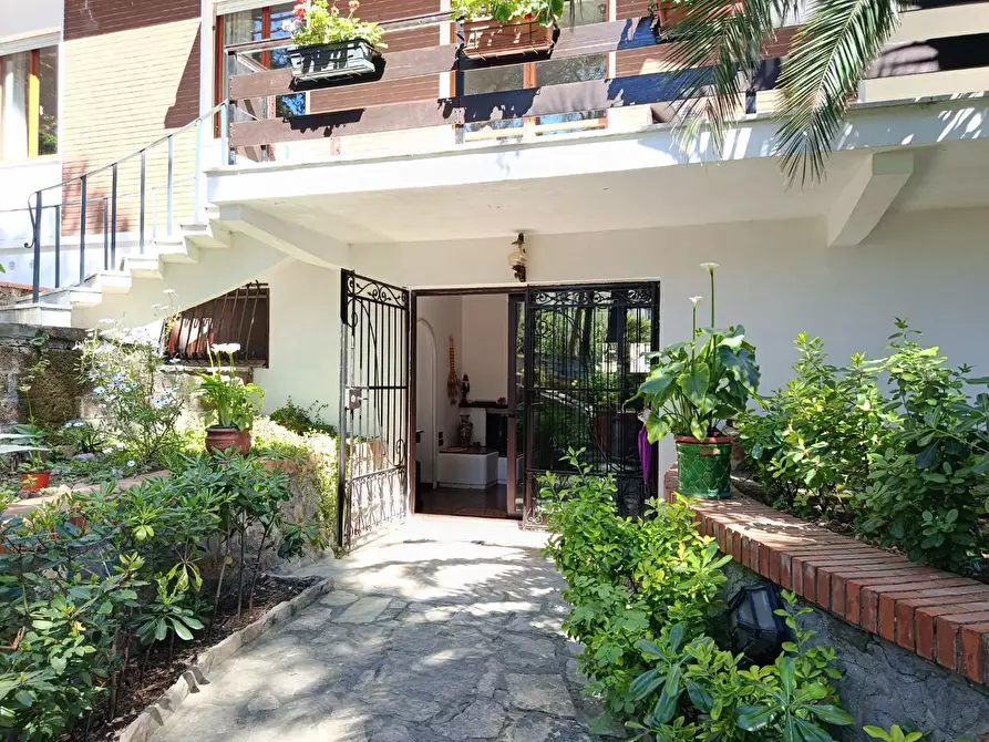 Immagine 6 di Villa in vendita  a Livorno