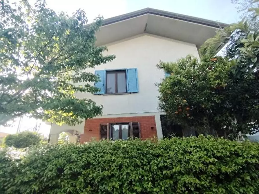 Immagine 1 di Casa semindipendente in vendita  a Massa