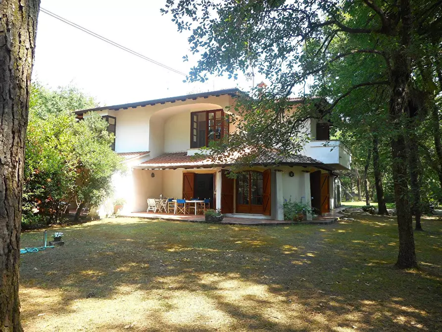 Immagine 1 di Casa bifamiliare in vendita  a Massa