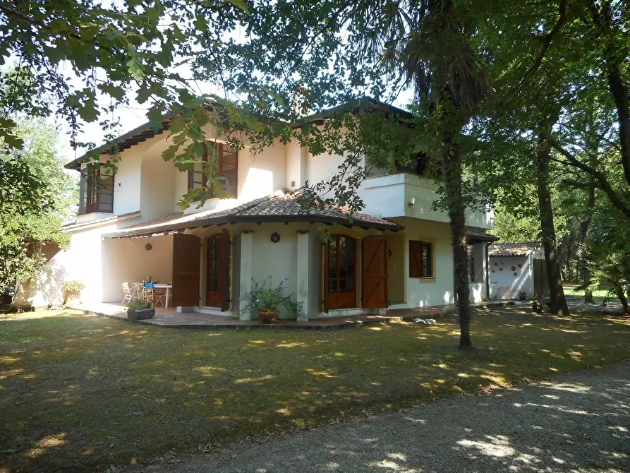 Immagine 1 di Casa bifamiliare in vendita  a Massa