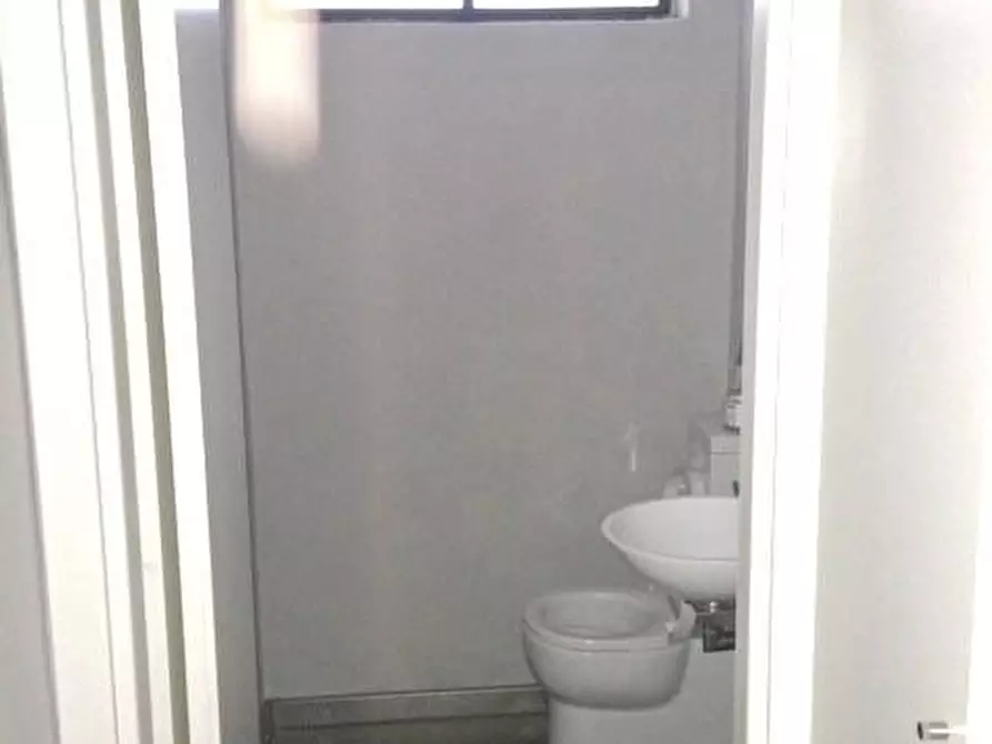 Immagine 5 di Locale commerciale in affitto  a Pisa