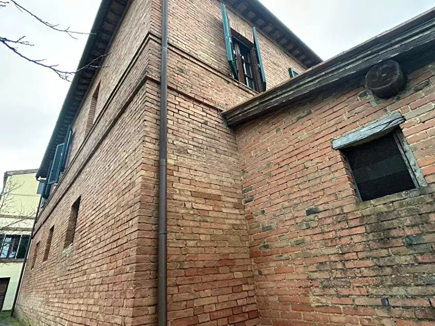 Immagine 2 di Casa colonica in vendita  a Siena