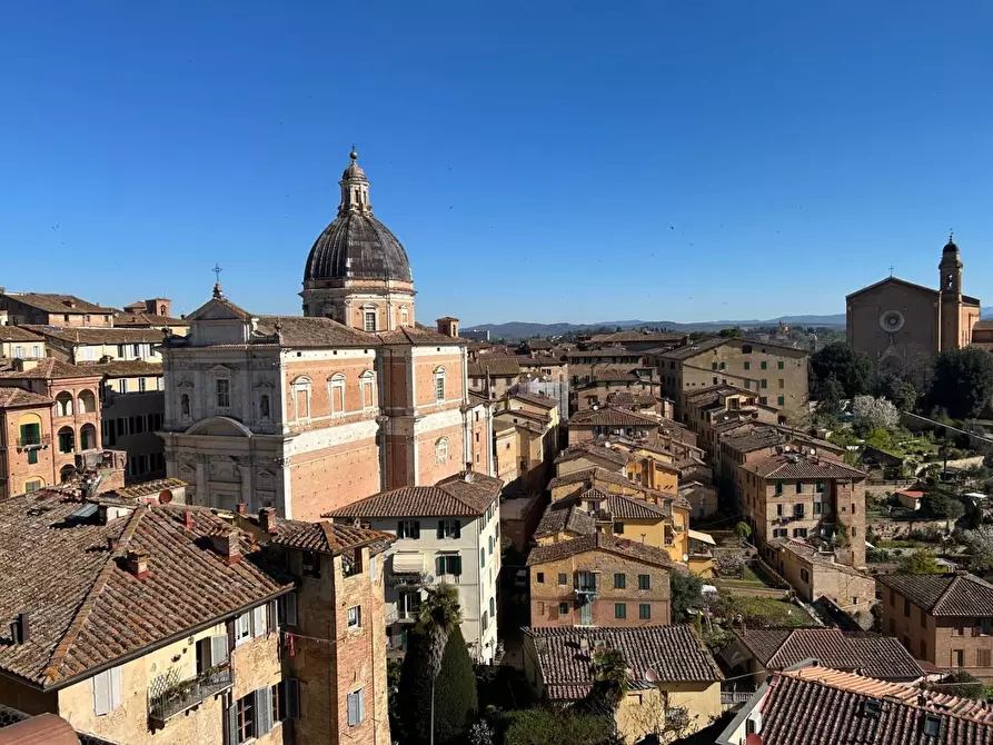 Immagine 2 di Appartamento in vendita  a Siena