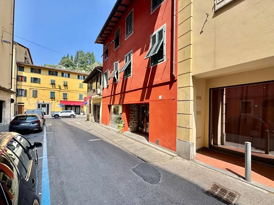 Immagine 16 di Negozio in vendita  a Pescia