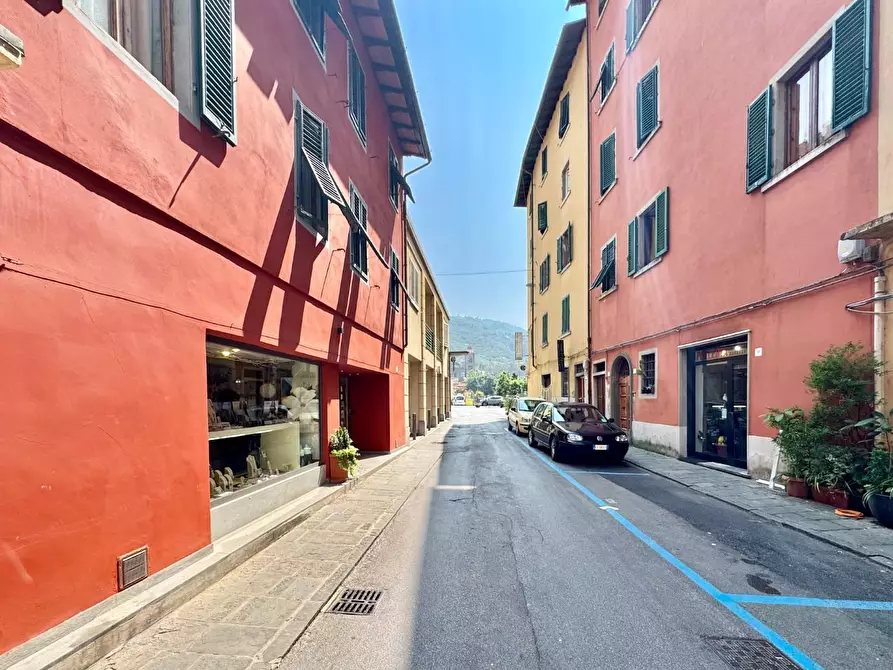 Immagine 14 di Negozio in vendita  a Pescia