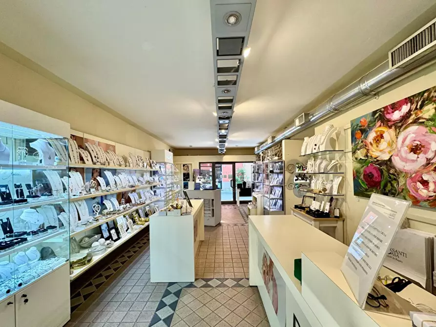 Immagine 4 di Negozio in vendita  a Pescia