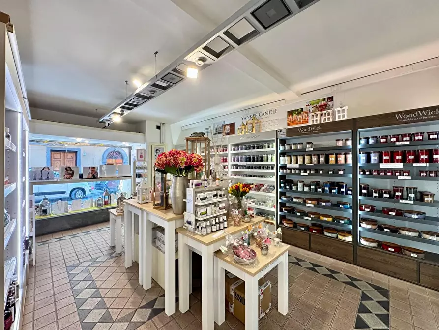 Immagine 11 di Negozio in vendita  a Pescia
