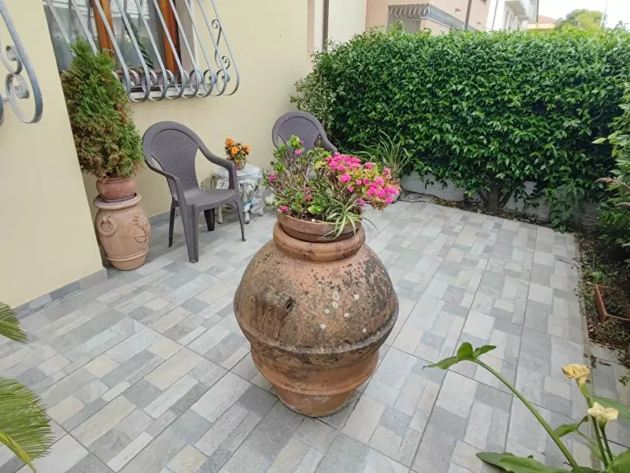Immagine 13 di Appartamento in vendita  a Viareggio