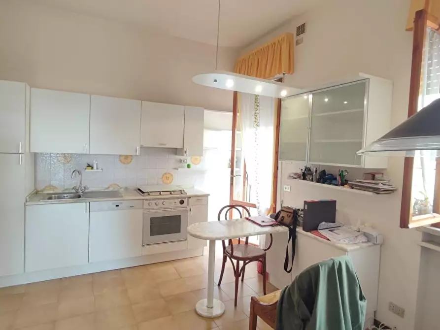 Immagine 1 di Appartamento in vendita  a Viareggio