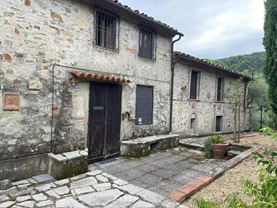 Immagine 2 di Rustico / casale in vendita  a Lucca
