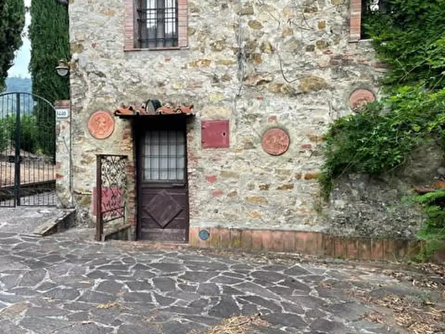 Immagine 4 di Rustico / casale in vendita  a Lucca