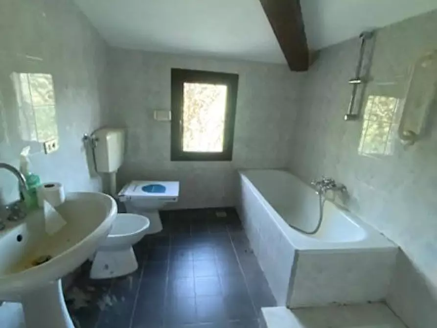 Immagine 16 di Rustico / casale in vendita  a Lucca