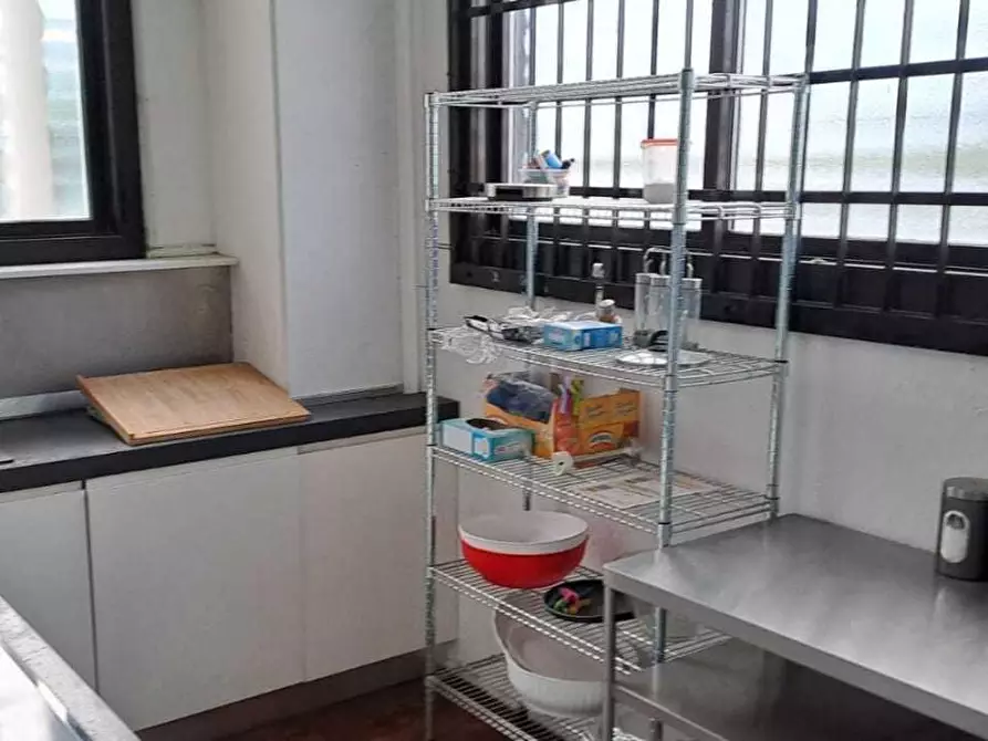 Immagine 5 di Capannone industriale in vendita  a Viareggio