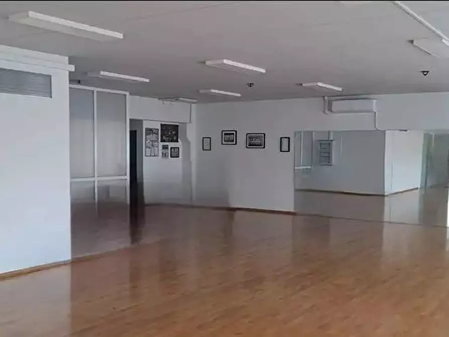 Immagine 11 di Capannone industriale in vendita  a Viareggio
