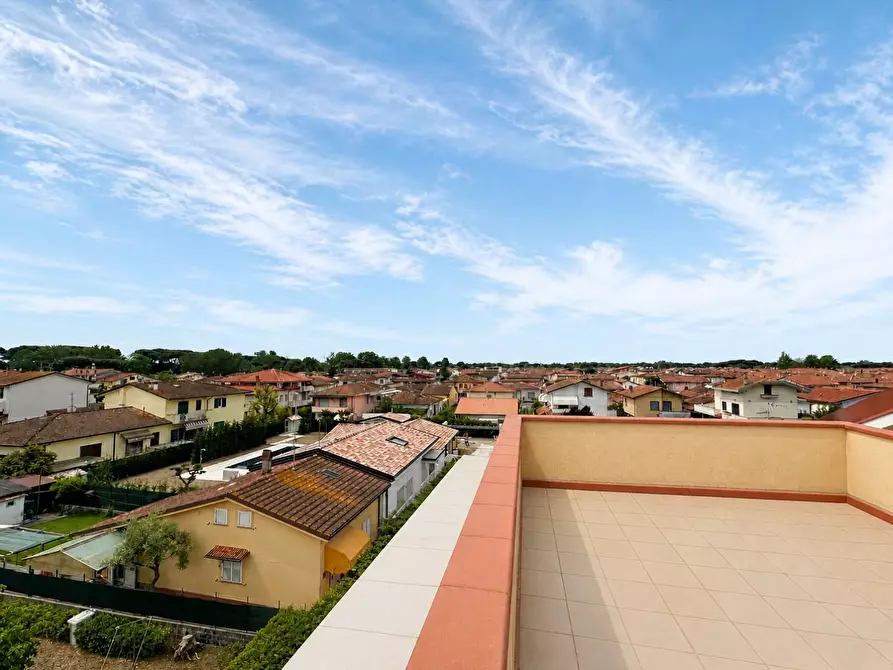 Immagine 16 di Mansarda in vendita  a Viareggio