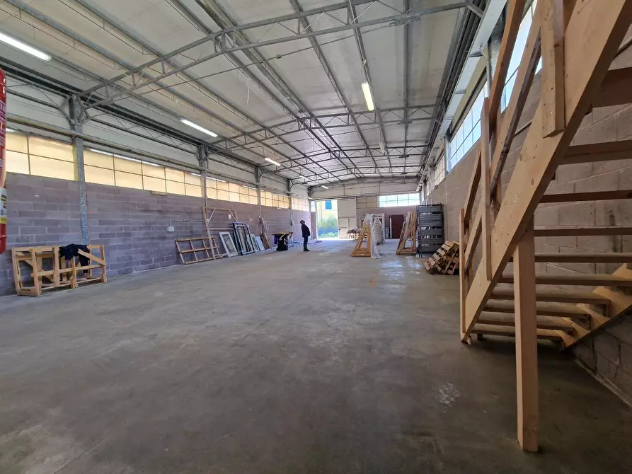 Immagine 5 di Capannone industriale in affitto  a Carrara