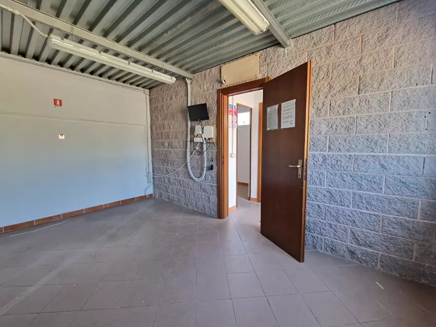 Immagine 2 di Capannone industriale in affitto  a Carrara