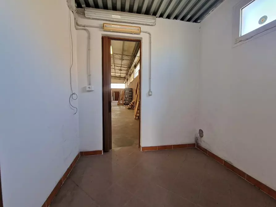 Immagine 4 di Capannone industriale in affitto  a Carrara