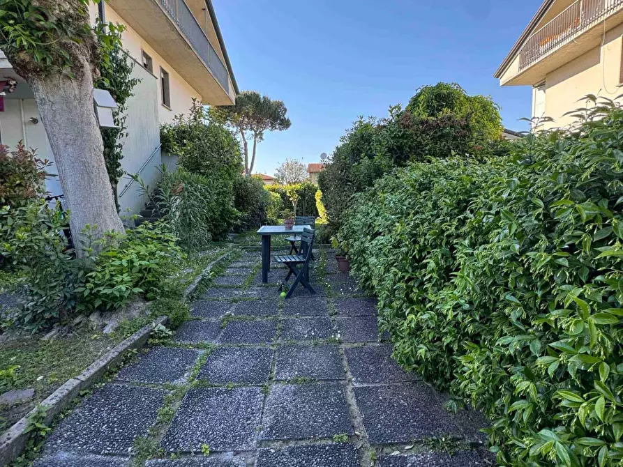 Immagine 1 di Porzione di casa in vendita  a Camaiore