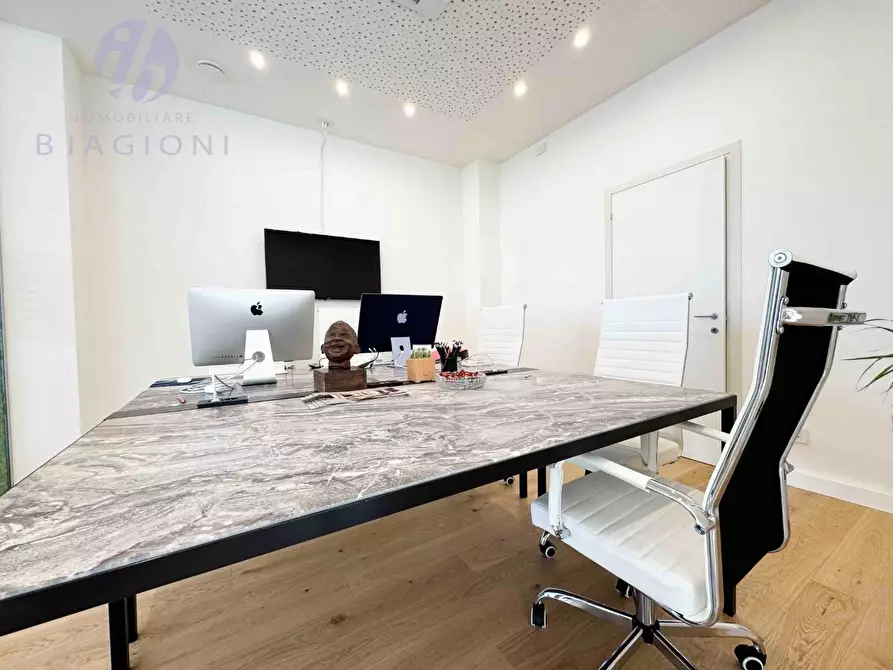 Immagine 25 di Porzione di casa in vendita  a Camaiore
