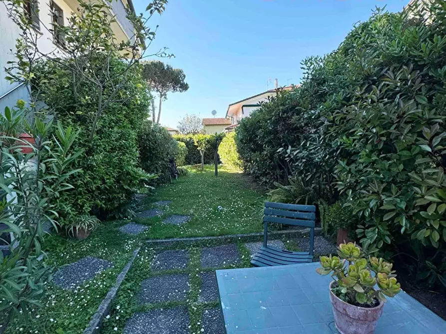Immagine 3 di Porzione di casa in vendita  a Camaiore