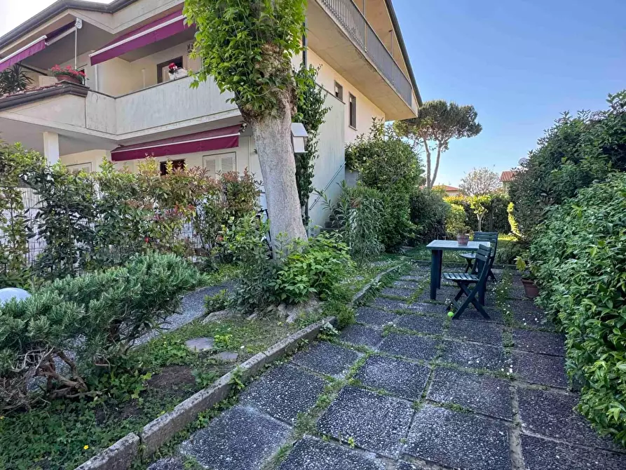 Immagine 2 di Porzione di casa in vendita  a Camaiore