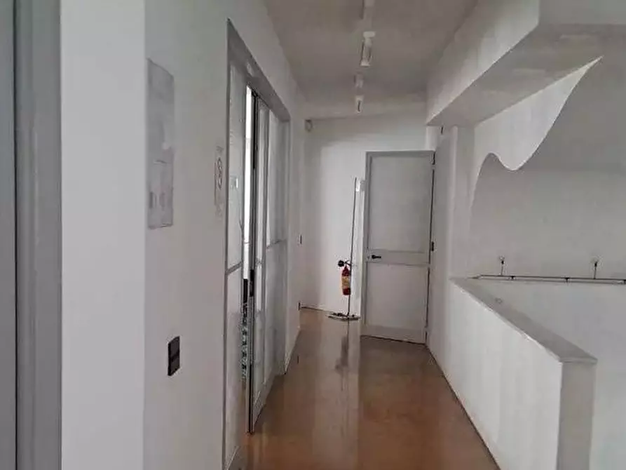 Immagine 4 di Capannone industriale in vendita  a Viareggio