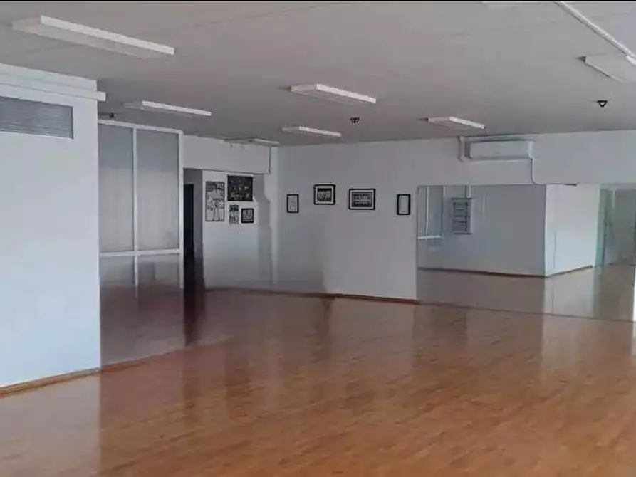 Immagine 2 di Capannone industriale in vendita  a Viareggio