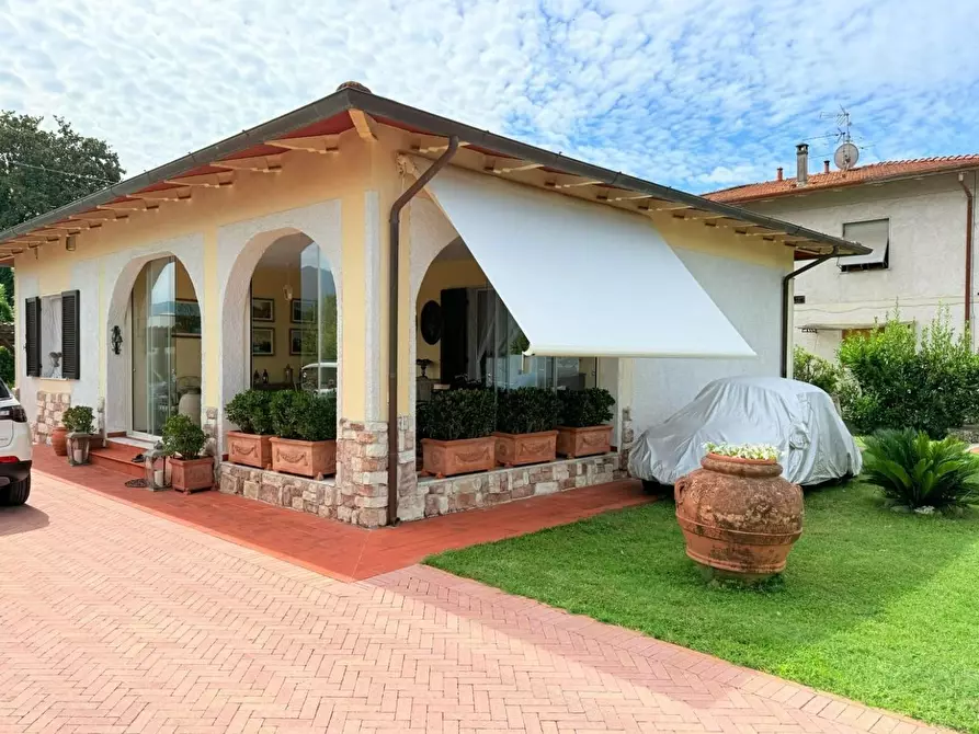 Immagine 1 di Casa indipendente in vendita  a Massa
