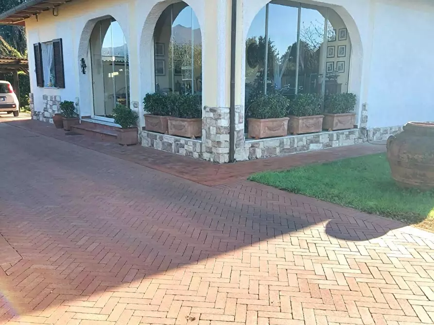 Immagine 2 di Casa indipendente in vendita  a Massa