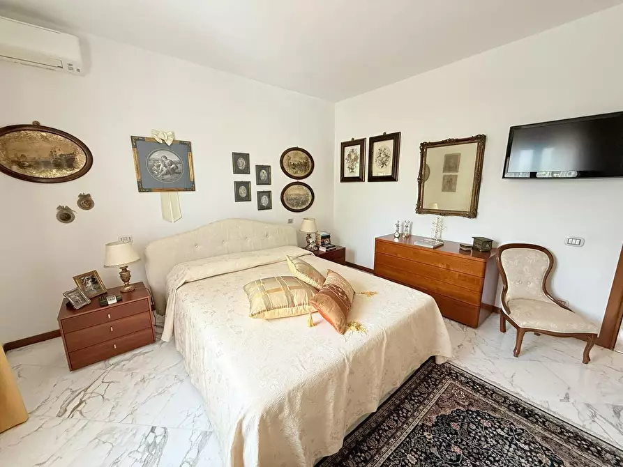 Immagine 18 di Casa indipendente in vendita  a Massa