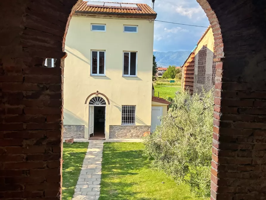 Immagine 38 di Villa in vendita  a Capannori